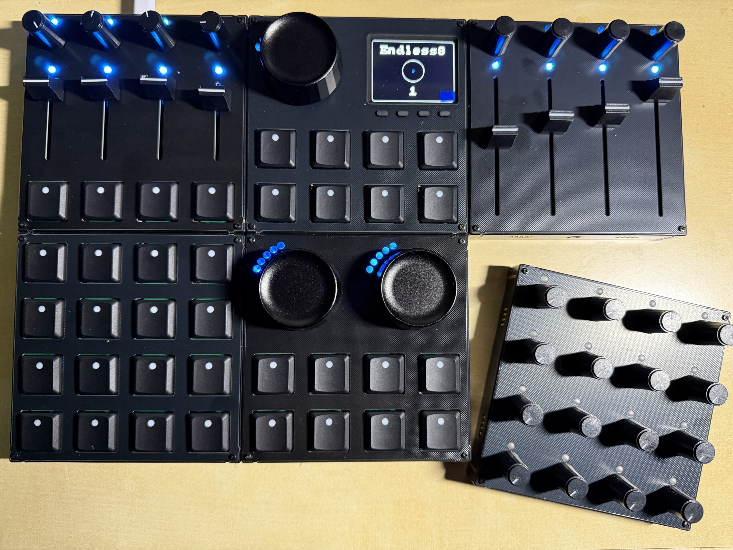 磁石で自在に拡張する新世代MIDIコントローラー、Intech Studio「Grid