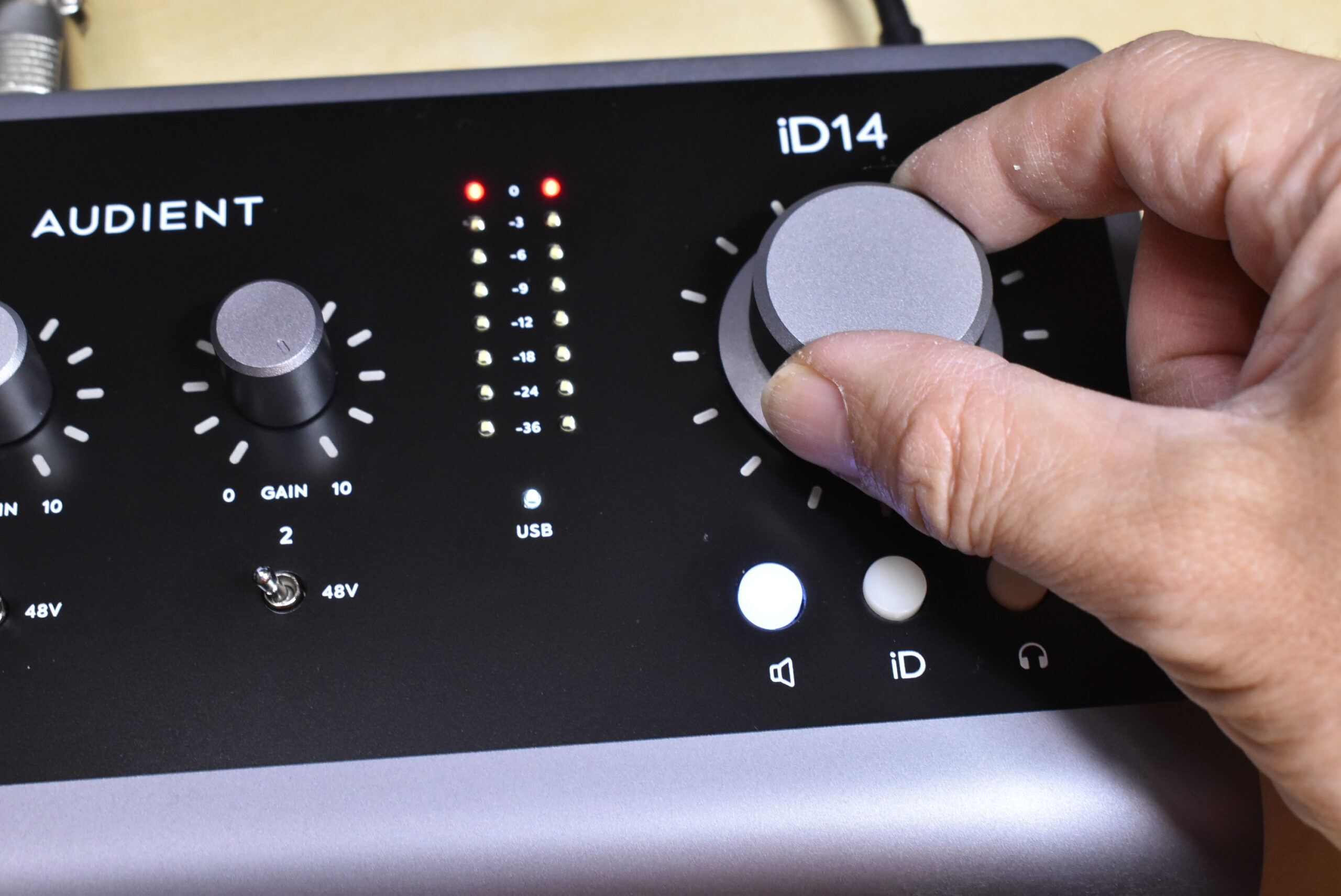 英audientからプロクオリティーの10in/6outオーディオインターフェイス