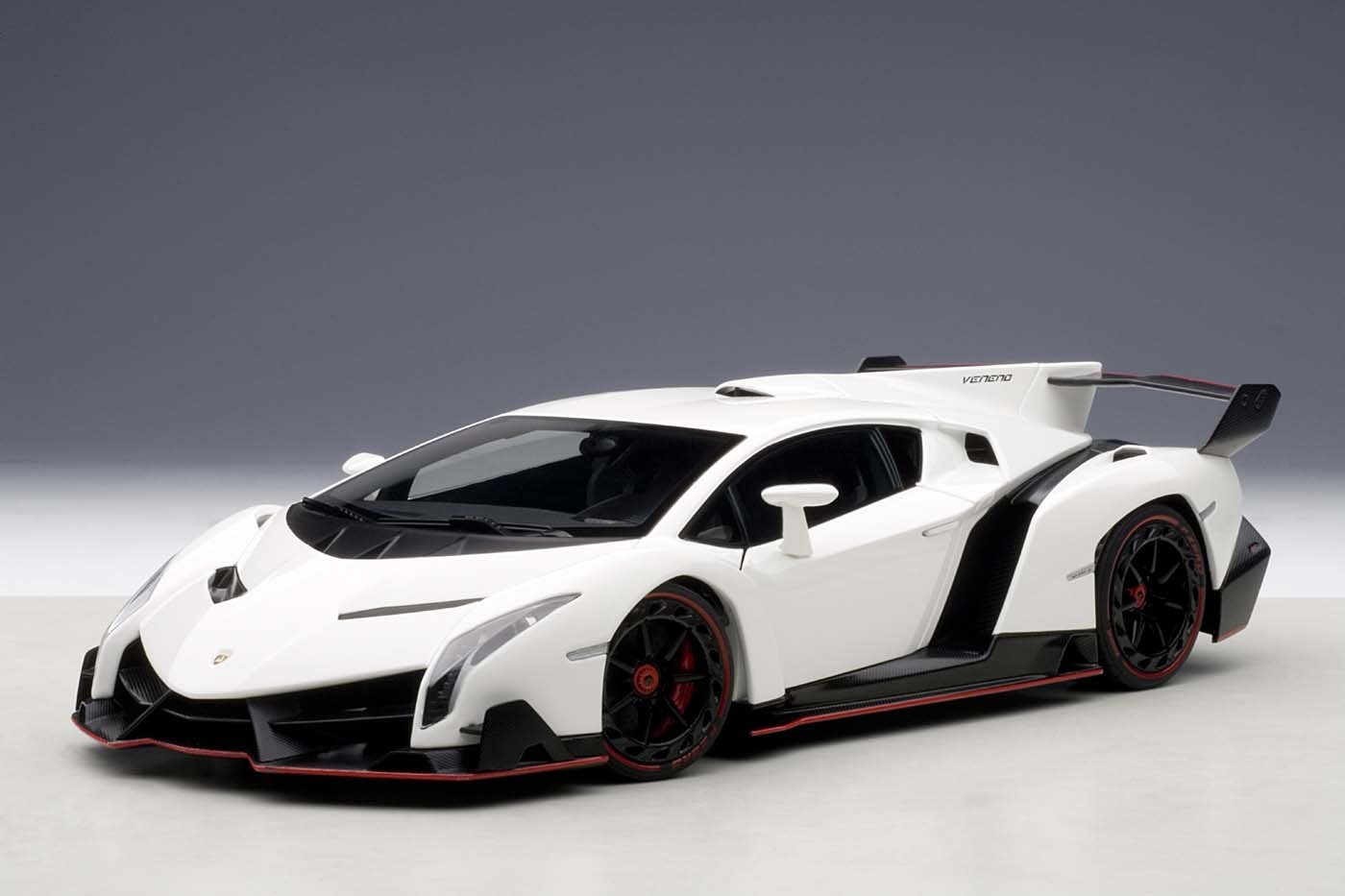 AUTOart Highly detailed die-cast model White Lamborghini Veneno