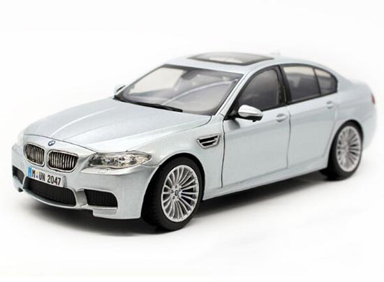 Red / Blue / Silver 1:24 Scale Diecast BMW M5 Model [NB9T523