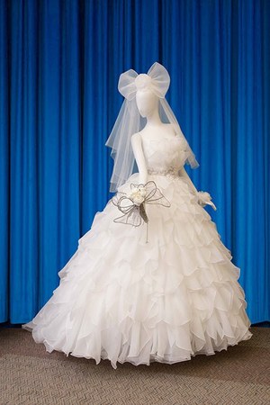 サンリオ×桂由美がコラボ、ハローキティ刺繍入りウェディングドレスで