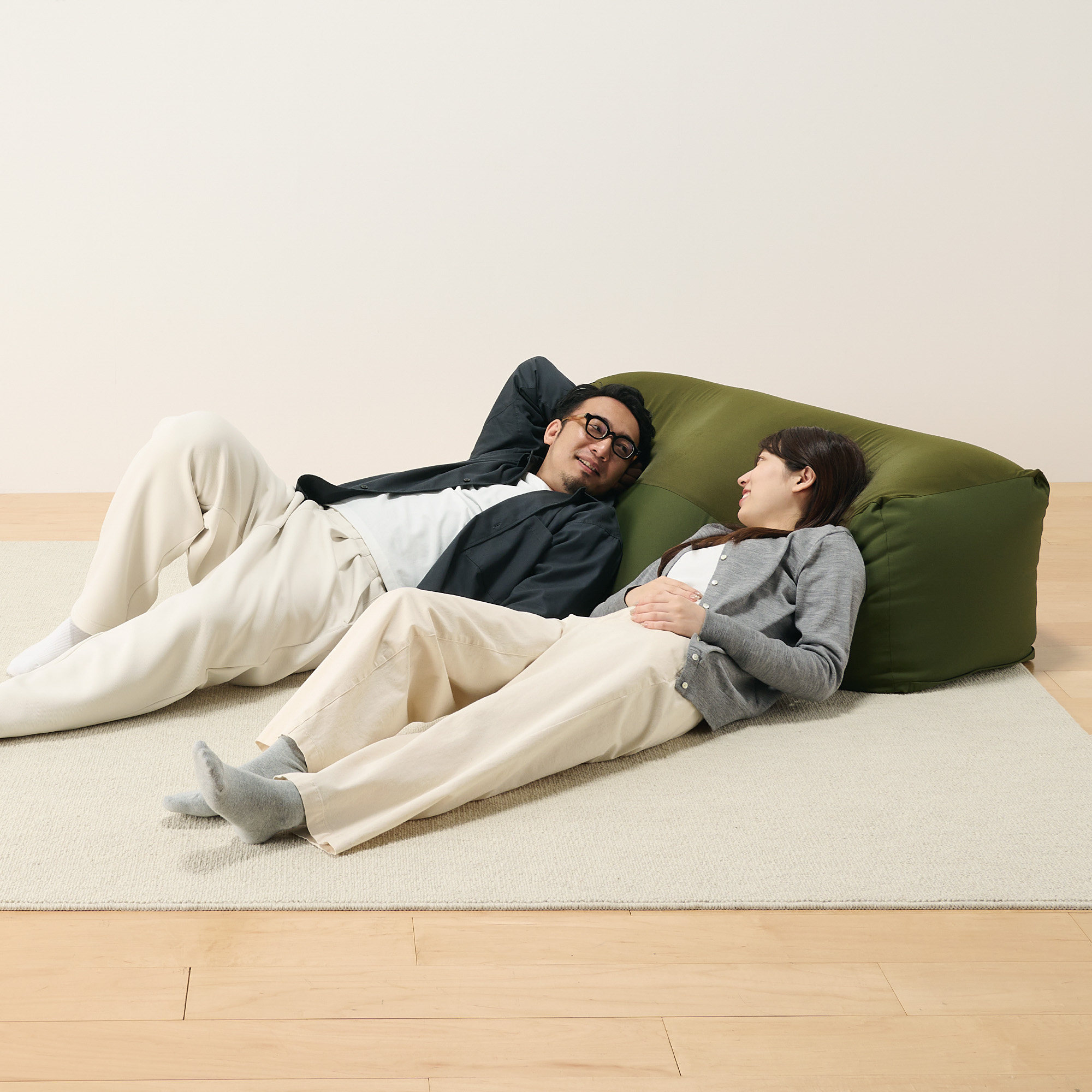 無印良品の「体にフィットするソファ」から新作が登場、2人で使用