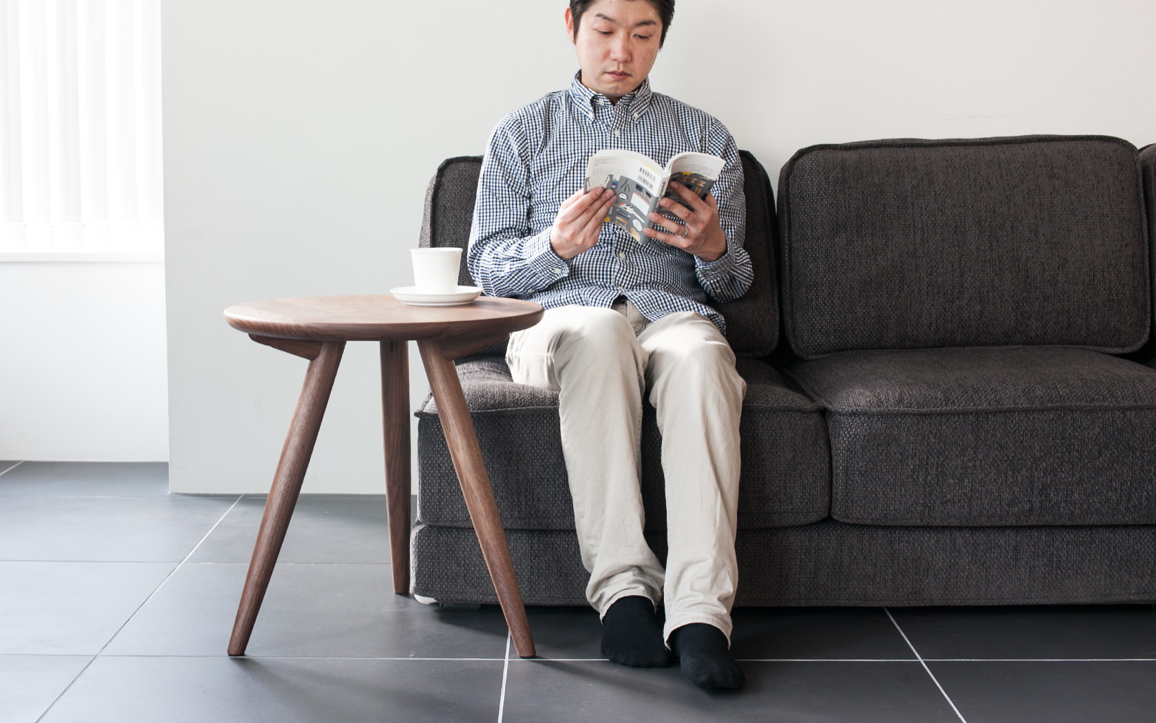 無垢材を使用した、幅広い円型天板のCOFFEEサイドテーブル | ソファ