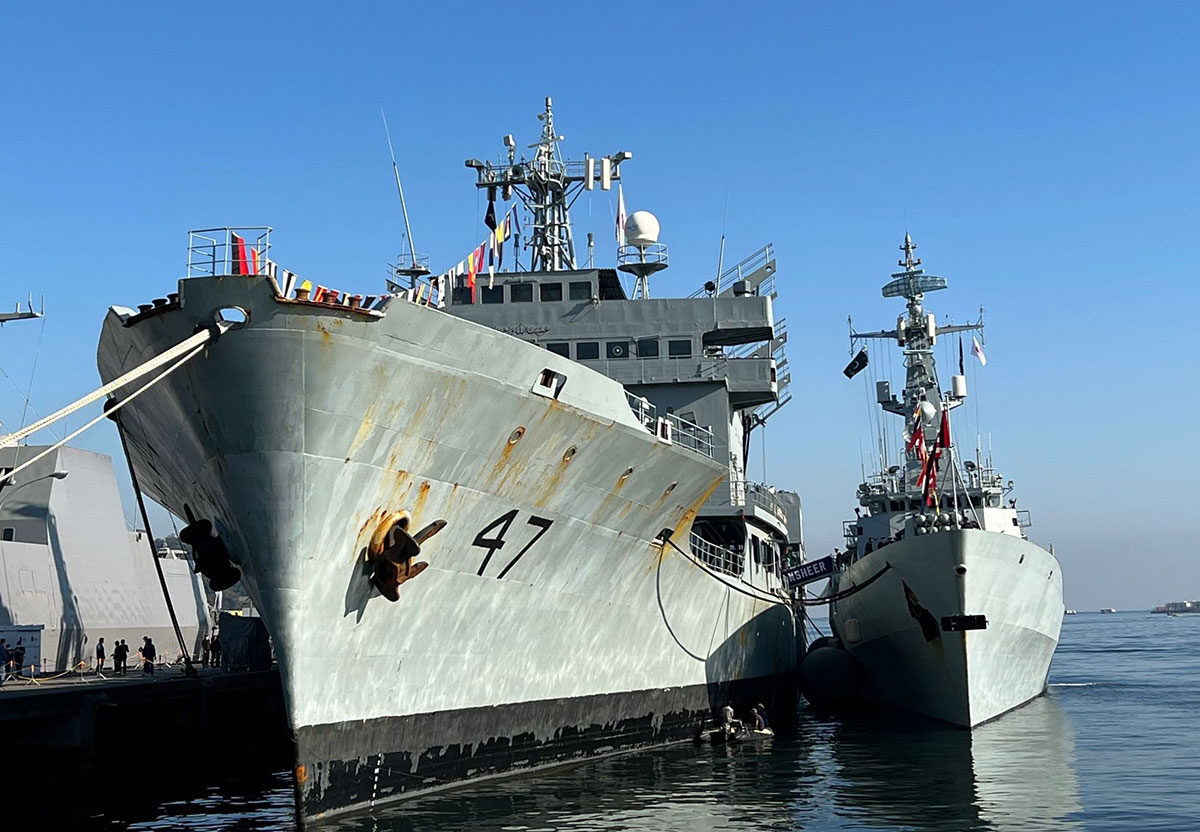 横須賀基地で10カ国の艦艇公開 大勢のファンでにぎわう 動画