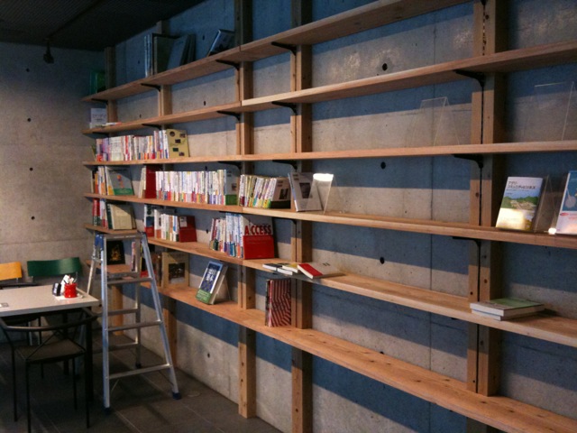 出版社 エントランス 書棚 | Kijirushi｜木印 滋賀県大津のオリジナル