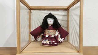 東京都台東区浅草橋にて、十二世 伊東久重 木彫御所人形「孝丸」。｜六角堂