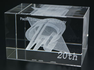 3Dクリスタルとは【周年記念・竣工記念】 (クリスタルガラス記念品なら