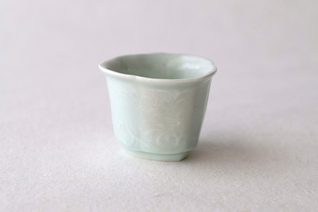 白瓷陽刻月草盃 浜野まゆみ | 作家もの和食器通販【暮らし用品】