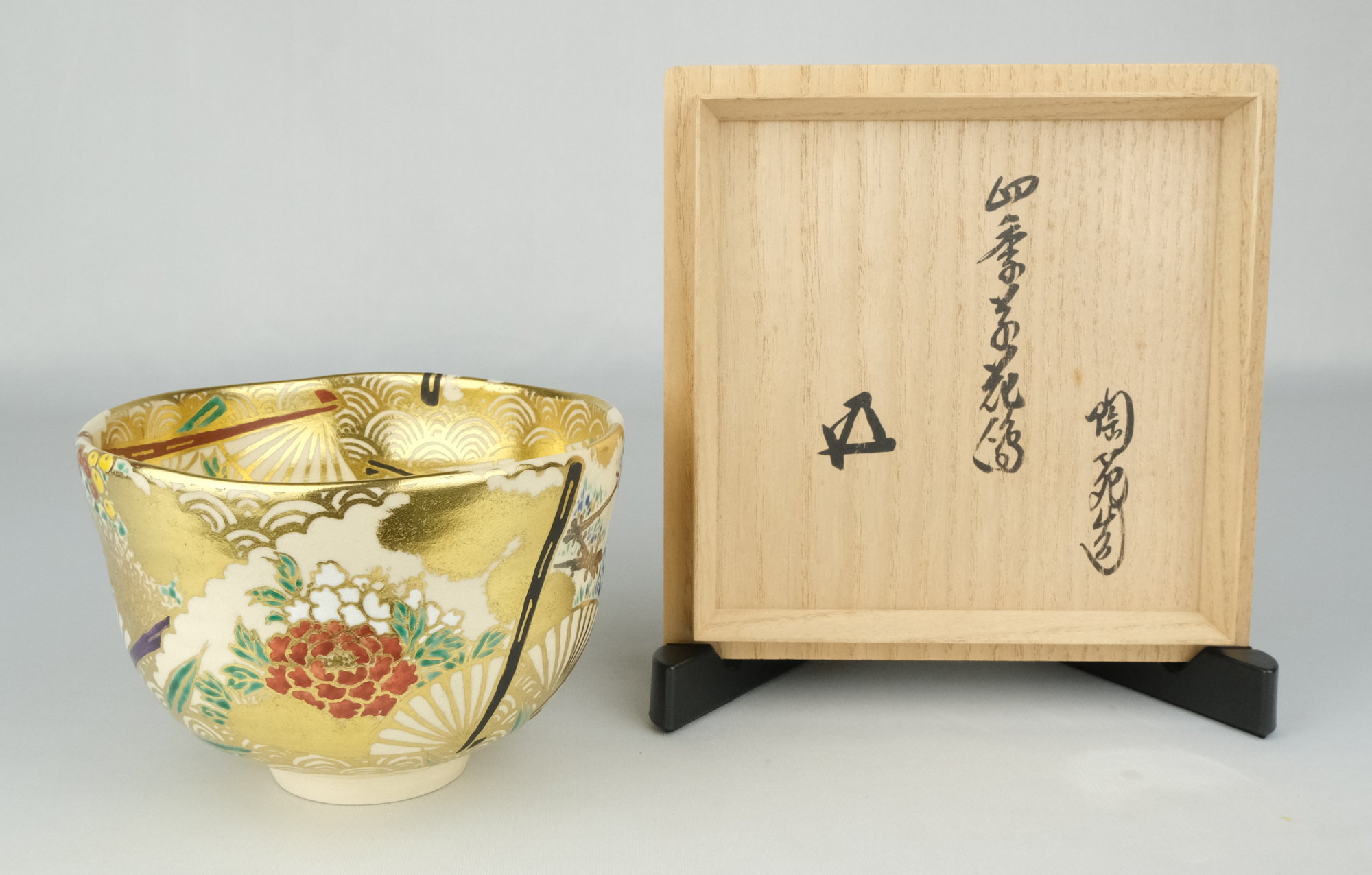 栗山園オンライン通販部 / 【出物】 金彩扇四季草花之茶碗 村田陶苑 鵬