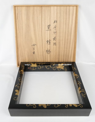 栗山園オンライン通販部 / 【出物】 松唐草蒔絵黒炉縁 祥輝 淡々斎書付