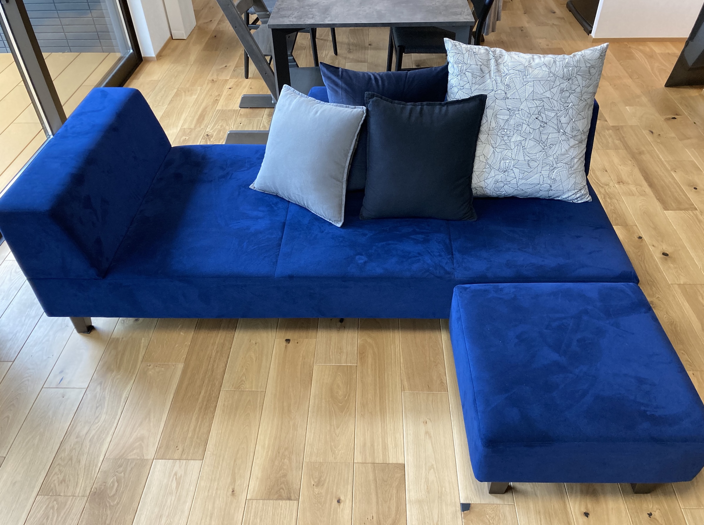 背中が凝る人に見てほしい！大好きなFlannel Sofaと、アートな60cmの