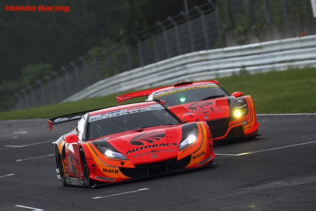 Honda | #8 ARTA HSV-010(ラルフ・ファーマン/松浦孝亮組)が混戦を制し