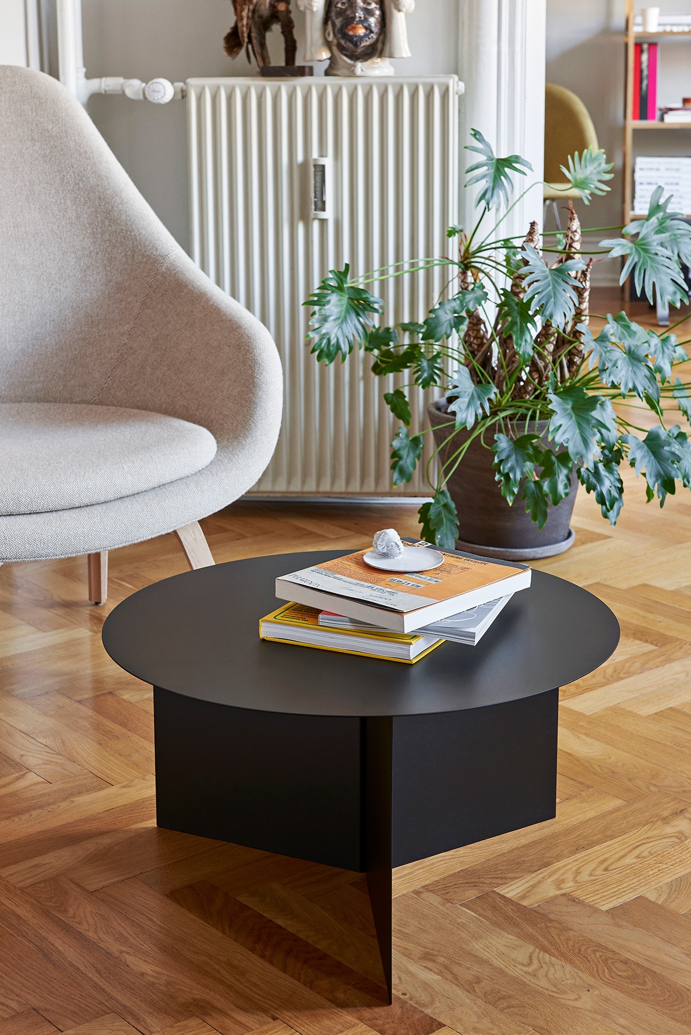 SLIT TABLE WOOD ROUND / Φ45 x H35.5 cm - テーブル | 【公式】HAY