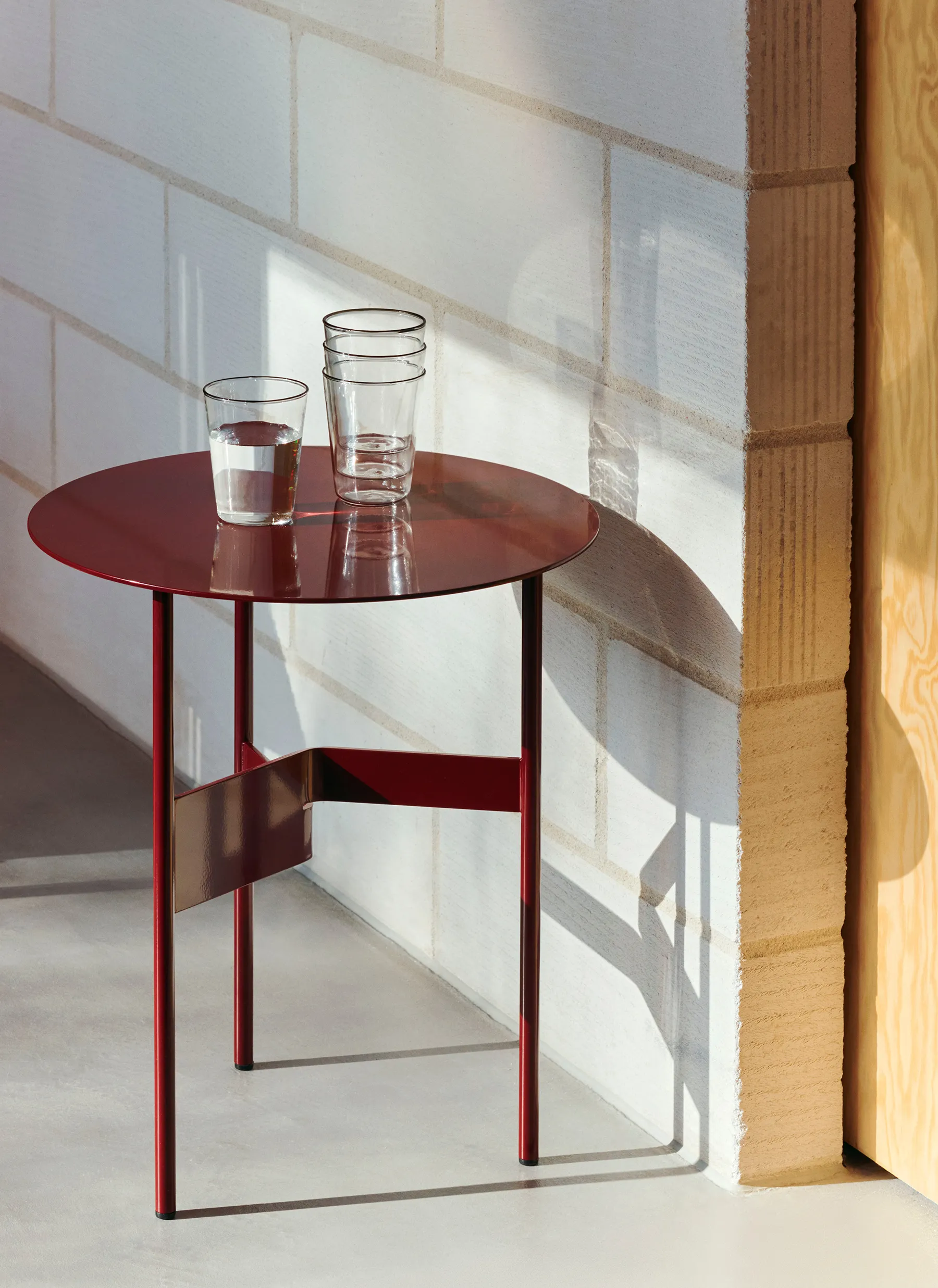 SHIM COFFEE TABLE / Φ45 x H51 - サイドテーブル | 【公式】HAY