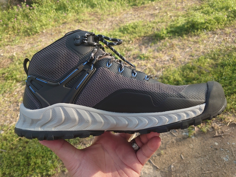 KEENのNXIS EVO MID WP 防水ハイキングシューズを登山しない系