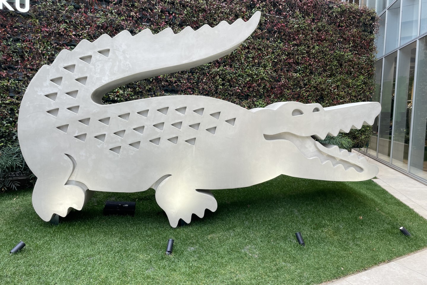 LACOSTE Harajuku - 日の出工芸株式会社 | 不燃の空間装飾材の製造