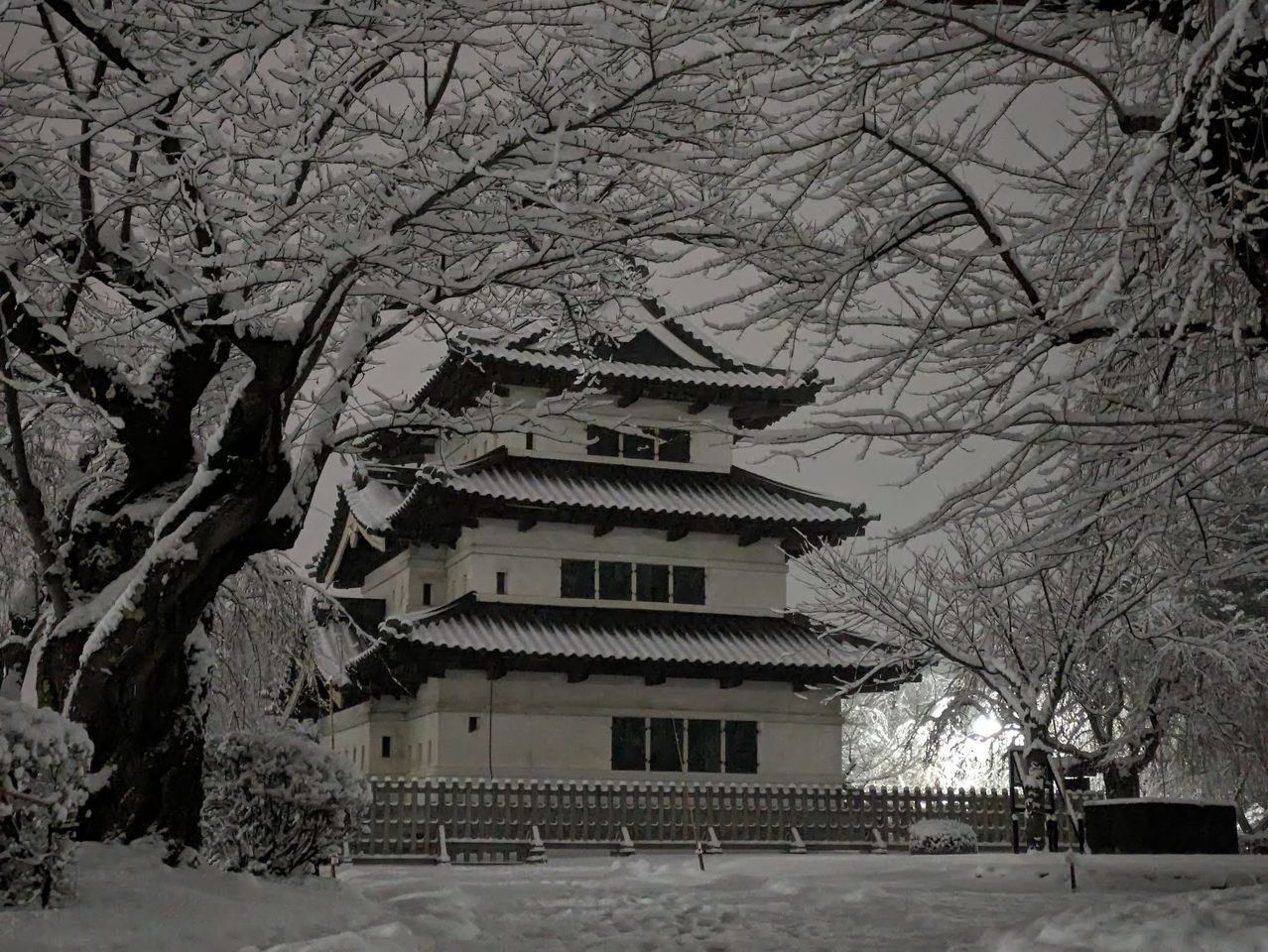 弘前市民ですら見たことが少ない弘前公園の珍しい雪景色 ｜弘前ぐらし