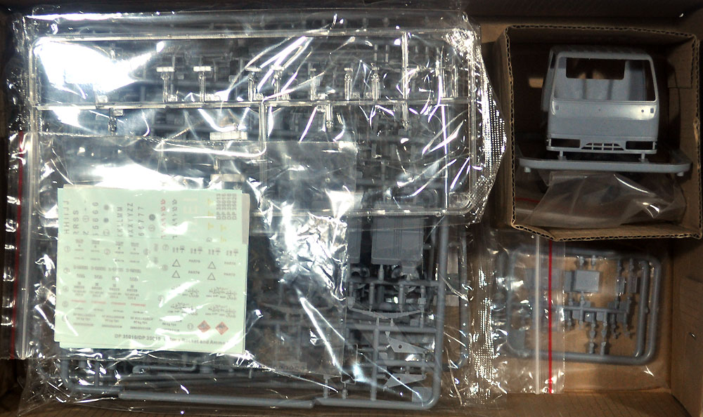 1/35 プラスチックモデルキット 民生ダンプカー 122mm ロケット