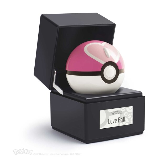海外ポケセンにて、『ポケモン』ラブラブボールのレプリカが登場