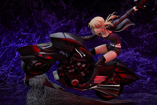 黒いバイクを乗り回す美女…『FGO』セイバーオルタの躍動感あふれる