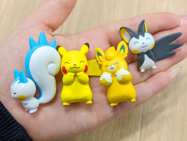 ピカチュウが可愛くほっぺを“すりすり”！『ポケモン』たちが頬に手を