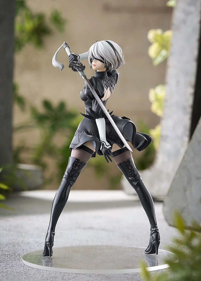 ひらめくスカートから覗く太もも…！『ニーア オートマタ』より「2B