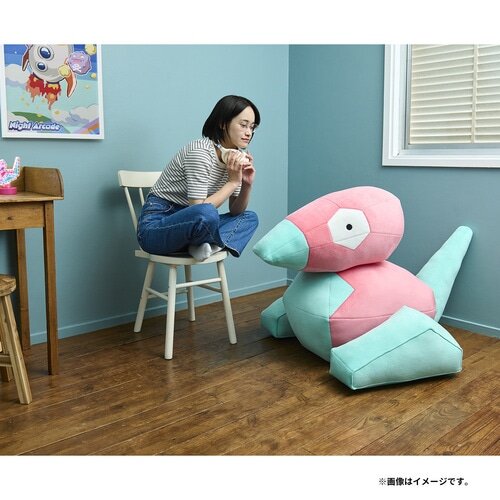 でかい…！『ポケモン』存在感抜群の「等身大ポリゴンぬいぐるみ」が