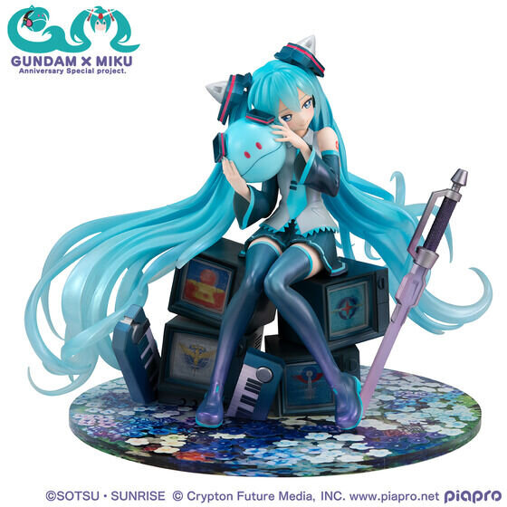 ガンダム45周年「初音ミク」×「ダブルオーガンダム」が1/7スケール