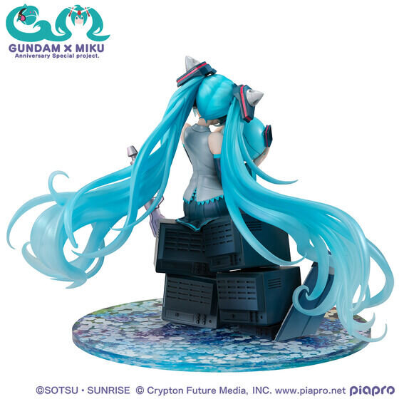 ガンダム45周年「初音ミク」×「ダブルオーガンダム」が1/7スケール