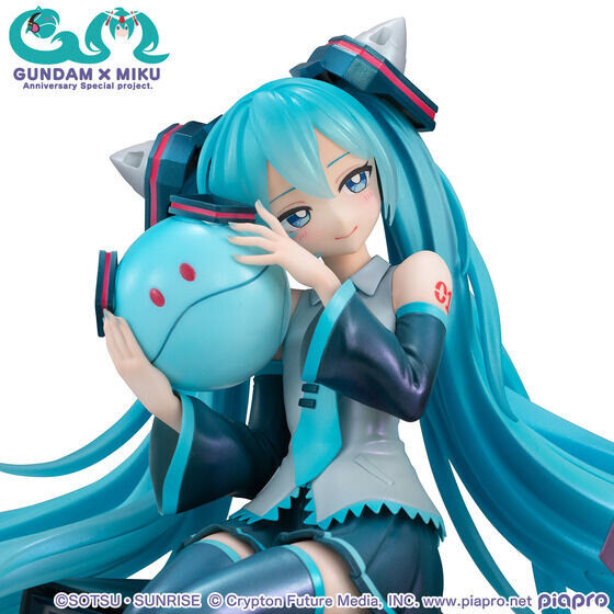 ガンダム45周年「初音ミク」×「ダブルオーガンダム」が1/7スケール