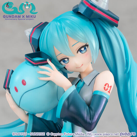 ガンダム45周年「初音ミク」×「ダブルオーガンダム」が1/7スケール