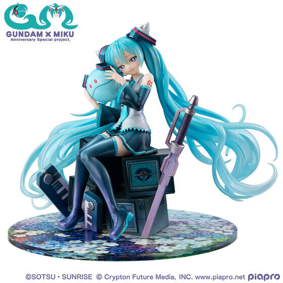 ガンダム45周年「初音ミク」×「ダブルオーガンダム」が1/7スケール