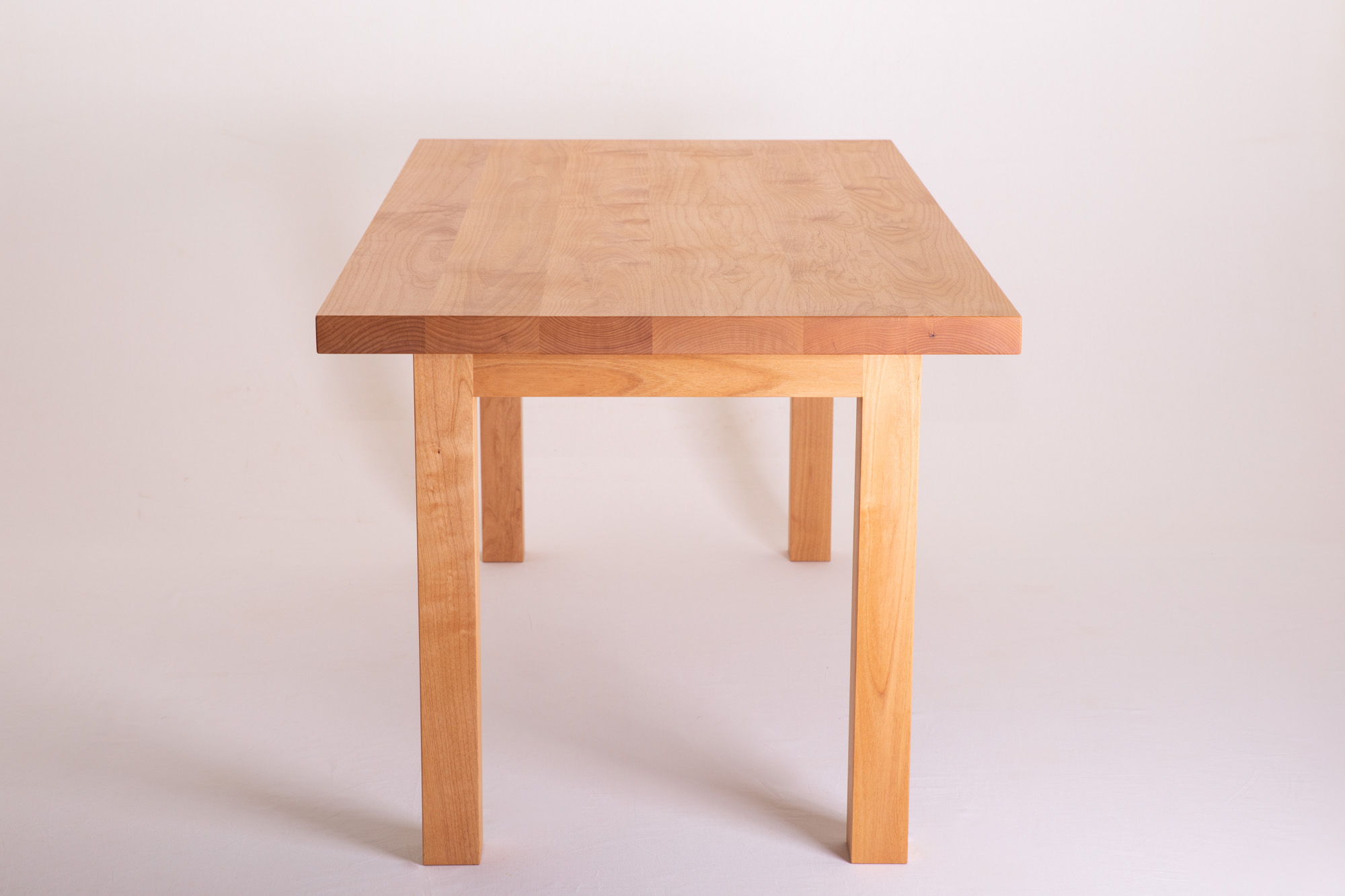 どっしりとしたダイニングテーブル（デスク）｜ikususu FURNITURE