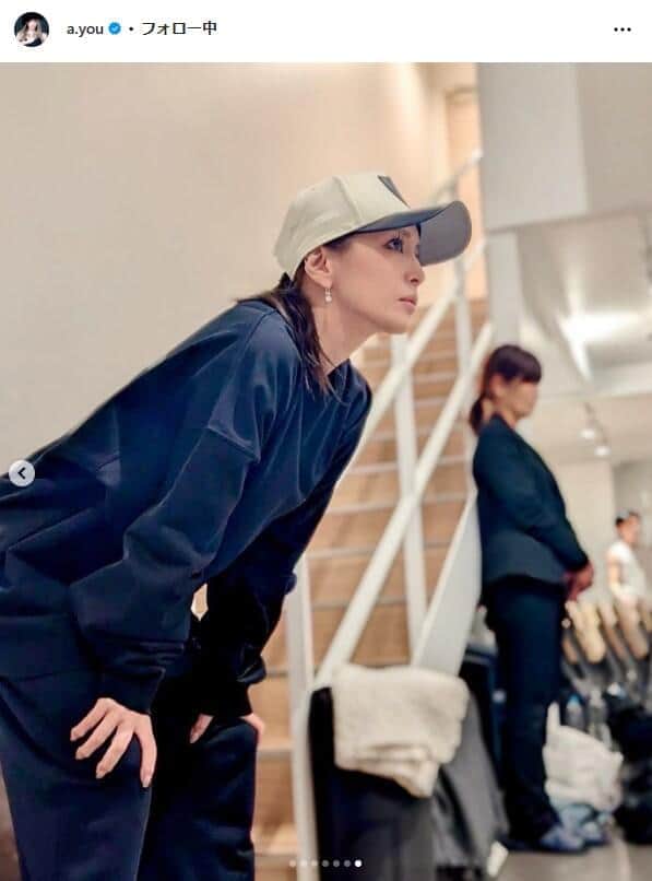 浜崎あゆみ、大開脚のトレーニング姿披露 「体柔らかい」「顔ちっさ
