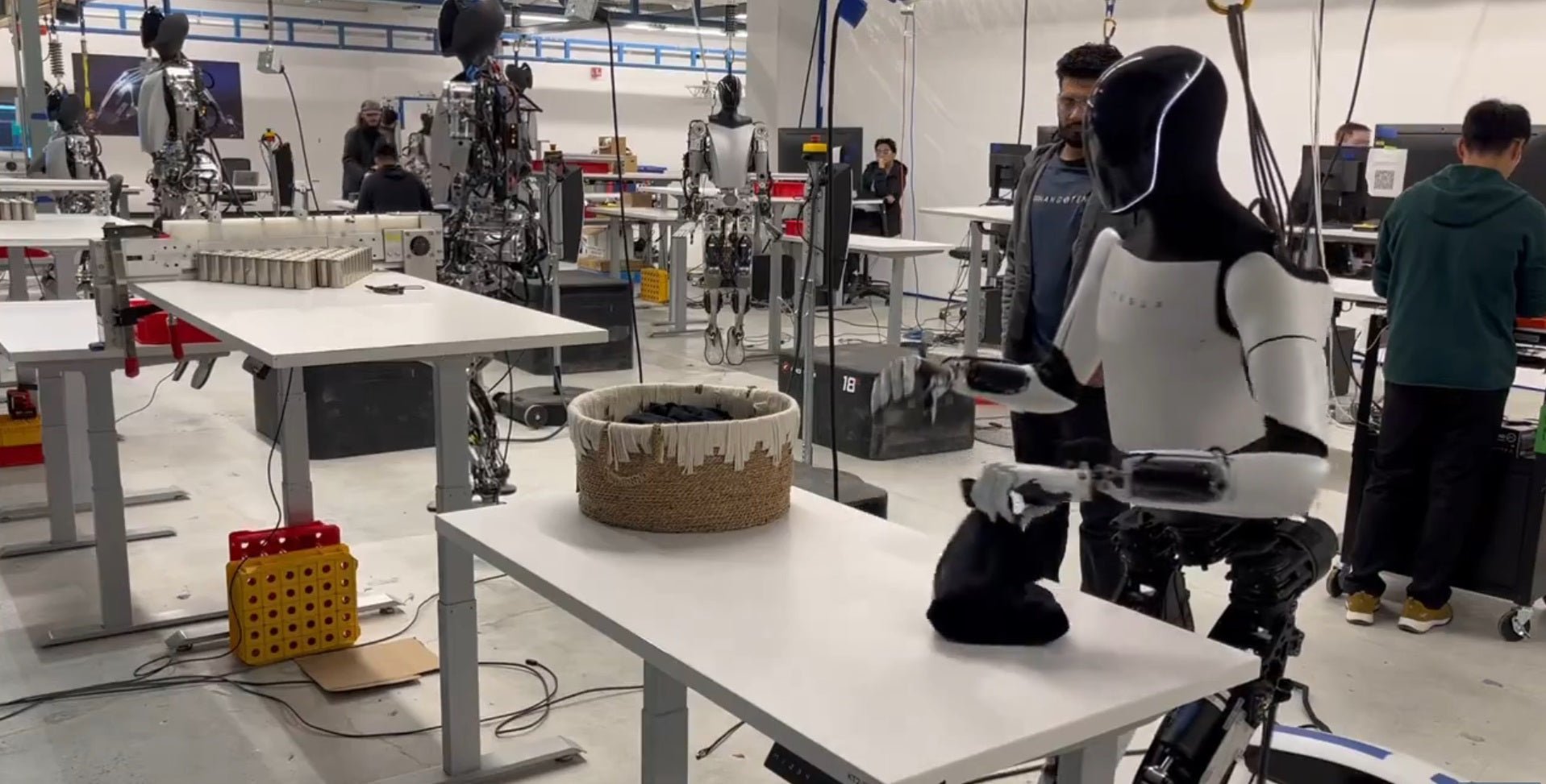 Tesla Robot Optimus、進歩を示し、会社のさらなる開発に貢献 - JOWUA