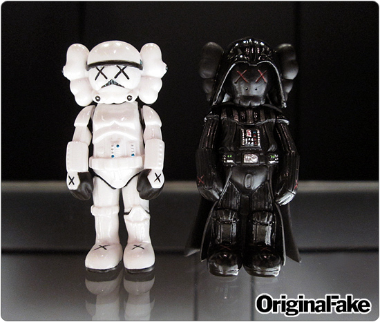 メディコムトイ OriginalFake MINI ダース・ベイダー (KAWS Ver