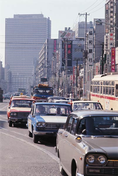 昭和43年当時の新橋駅付近。左奥に霞が関ビル（東京都…：昭和の街角