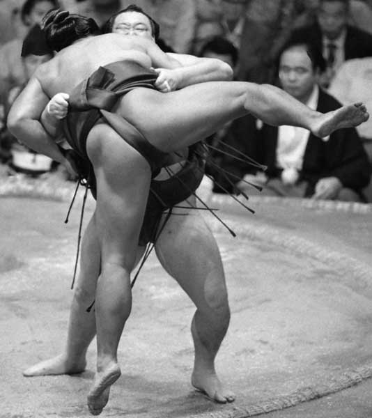 大相撲秋場所千秋楽で隆の里と千代の富士が全勝対決…：元横綱・隆の里
