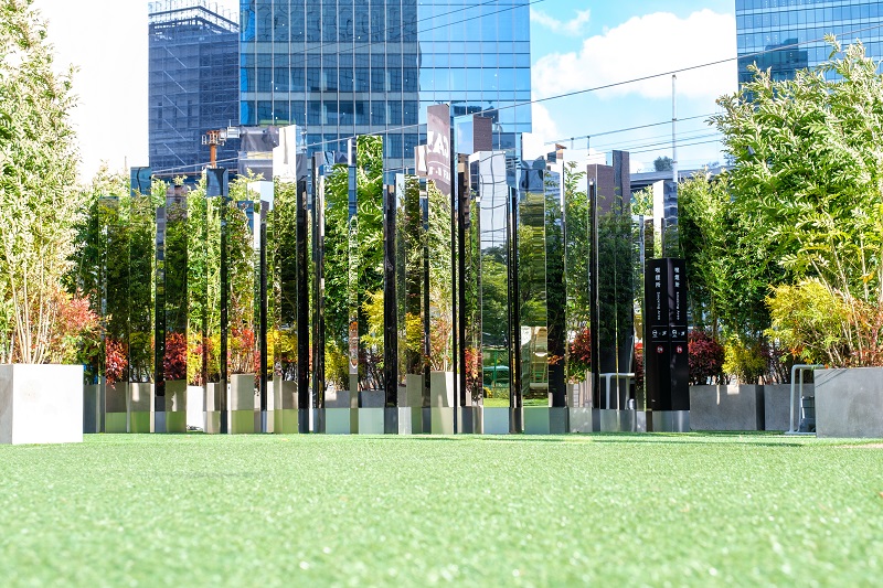 全国初の「光学迷彩型喫煙所」、期間限定でうめきた外庭SQUAREに誕生