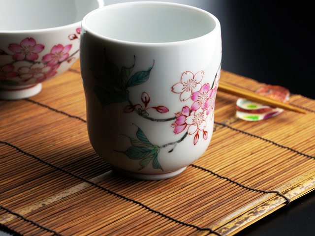 夫婦へ贈る最高級ギフト 有田焼湯呑茶碗セット 色絵桜図 - JTOPIA