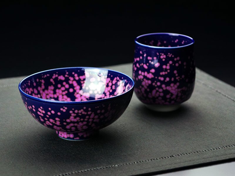 夜桜の宴を表現した【有田焼】睦揃（夫婦茶碗セット） 桜花紋｜ JTOPIA