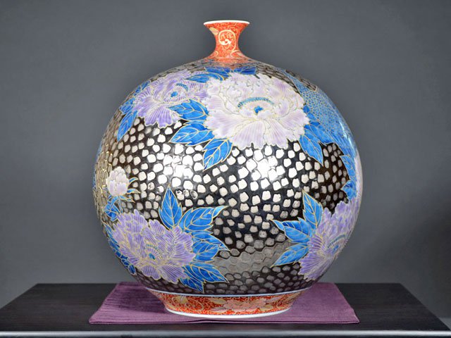 有田焼】飾り花瓶 染錦白金彩牡丹孔雀図 - JTOPIA