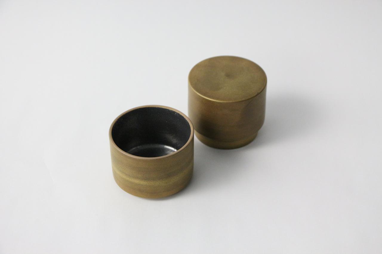 有田焼の異端」ともいえる手のひらで育てる器。吉右ヱ門窯「茶筒（円筒