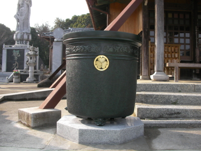 寸胴型天水鉢一対納品 | 梵鐘・仏像・銅像・寺院仏具の 老子製作所