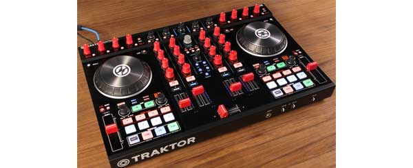 NATIVE INSTRUMENTS TRAKTOR KONTROL S4 MK2の紹介です。