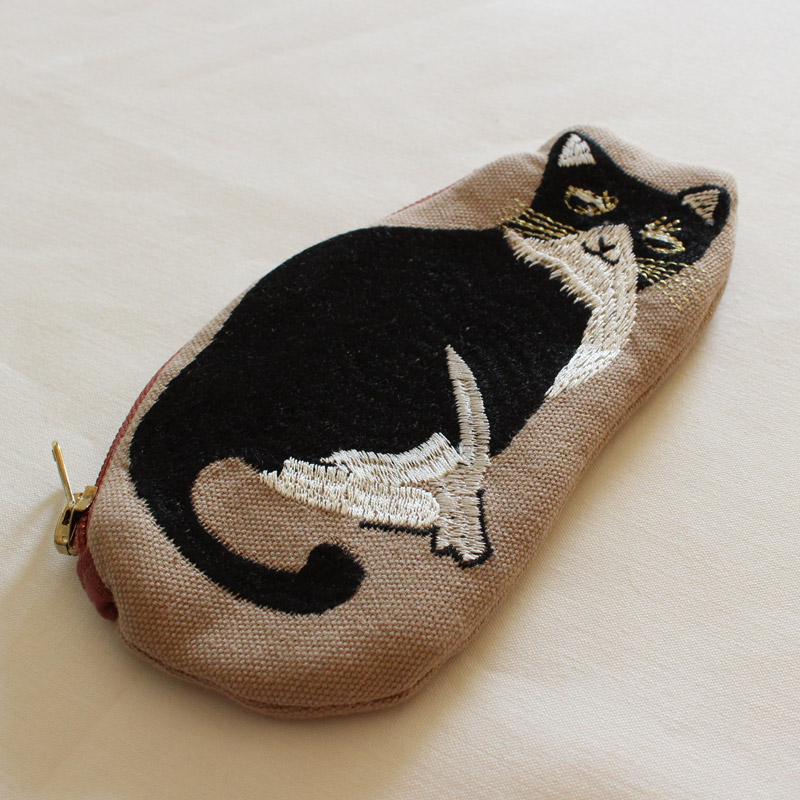 ハチワレ猫のアニマル刺繍ポーチ 刺繍ポーチ・キーホルダー | Leather