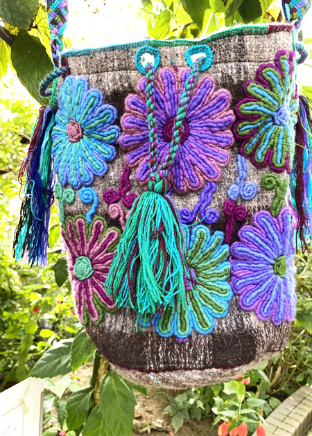 チャムラ村の手織りウール、刺繍入り斜め掛けバッグ