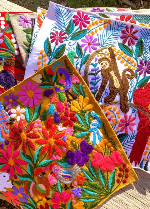 チアパス州の刺繍シナカンタンの手織り生地クッションカバー