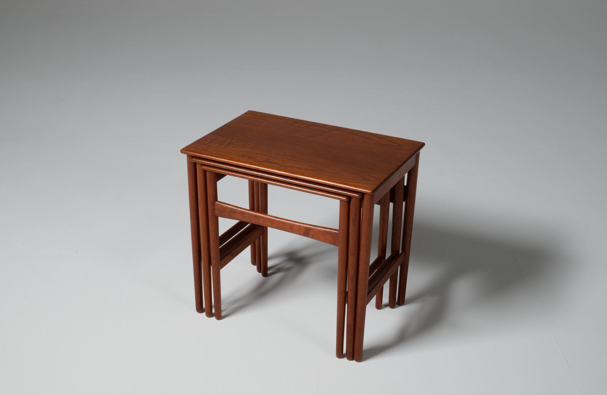 Hans J. Wegner AT40 Nesting table in Solid teak｜Luca Scandinavia