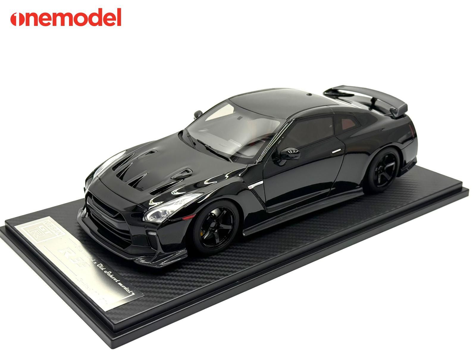 One Model 1:18 Nissan GT-R R35 Custom Edition in Glossy Black